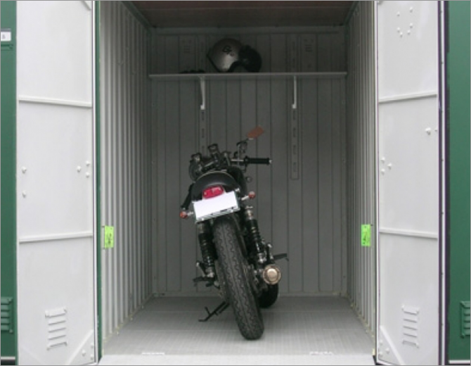 バイクを元のベースへ返却してコンテナを施錠する